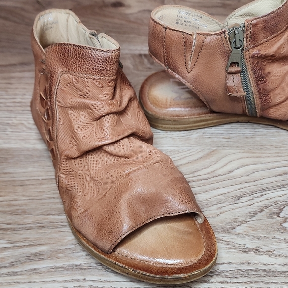 Miz Mooz Shoes - Miz Mooz Flair Scrunch Leather Ruched Sandals Brandy Open Round Toe Ankle Zip